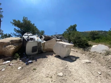 Bilecik’te mermer blok yüklü kamyon devrildi, sürücü ağır yaralandı
