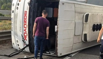 Bilecik'te otomobilin çarptığı işçi servisi devrildi, 11 kişi yaralandı