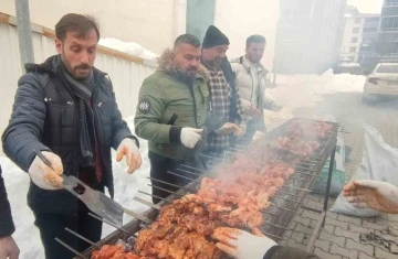 Bingöl’de mangallar depremzedeler için yandı
