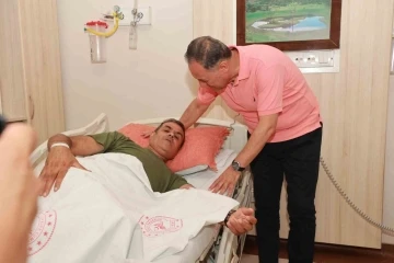 Bingöl Valisi Usta bıçaklı saldırıda yaralanan vatandaşları ziyaret etti
