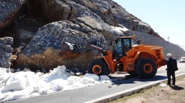 Bitlis’te dev kaya blokları karayoluna düştü
