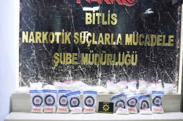 Bitlis’te iki kadının üzerinde 10 kilo metamfetamin ele geçirildi
