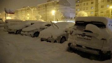 Bitlis’te kar yağışı etkisini arttırdı: Araçlar kara gömüldü
