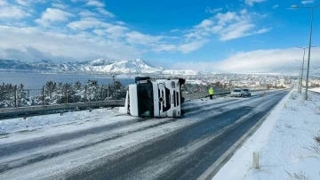 Bitlis’te tır devrildi: 3 yaralı
