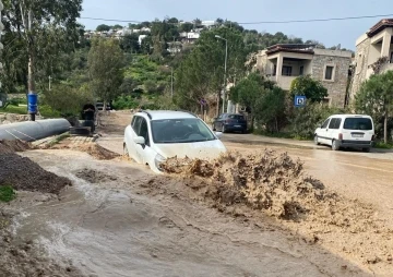 Bodrum’da isale hattı patladı, yollar göle döndü
