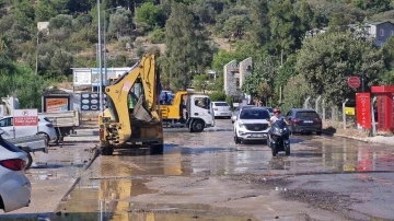 Bodrum’da isale hattı yine patladı, asfalt yarıldı, tonlarca su boşa aktı
