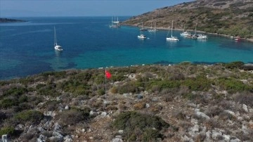 Bodrum'da ada ve koylara Türk bayrağı dikiliyor