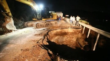 Bodrum'da içme suyu isale hattında meydana gelen patlama nedeniyle yol çöktü