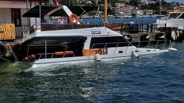 Boğaz gezisinde su alan yat, Bebek iskelesine yanaştı
