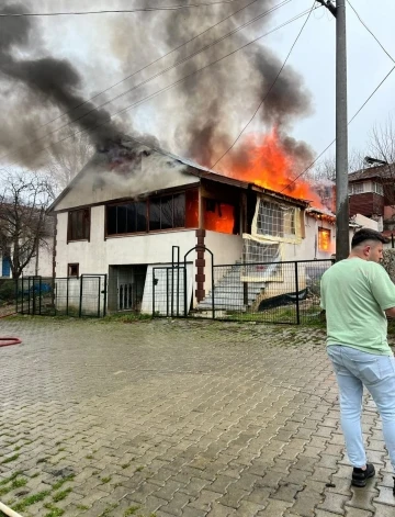 Bolu’da 2 katlı ahşap ev alev alev yandı
