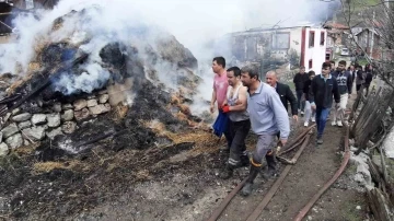 Bolu’da 3 ev 1 samanlık küle döndü: 2 yaralı
