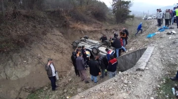 Bolu’da şarampole uçan otomobil ters döndü: 2’si ağır 3 yaralı
