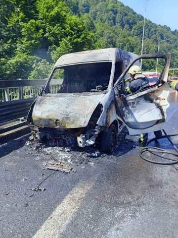 Bolu Dağı’nda minibüs alev alev yandı
