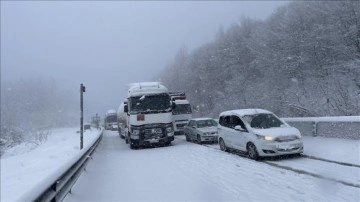 Bolu Dağı'nda kar yağışı etkisini artırdı