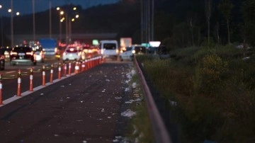 Bolu'da, tatilcilerin geçtiği otoyolda çöpleri kaldı