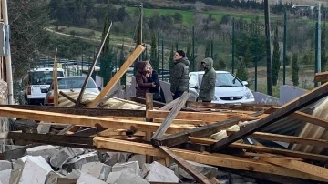 Borç alarak yaptırdığı çatısı uçtu, dakikalarca gözyaşı döktü
