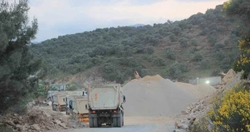 Böyle duyarsızlık görülmedi, yolun ortasına şantiye kurdular
