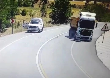 Yolun ortasındaki yaralı serçeyi kurtarmak isterken kamyon çarptı