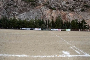 Bozuk zeminde maç yapan futbolcular Bakan Kasapoğlu’na seslendi
