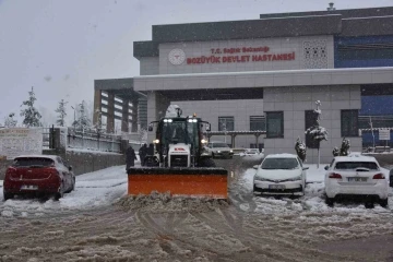 Bozüyük’te kar küreme, tuzlama ve kaldırım temizleme  çalışmaları devam ediyor
