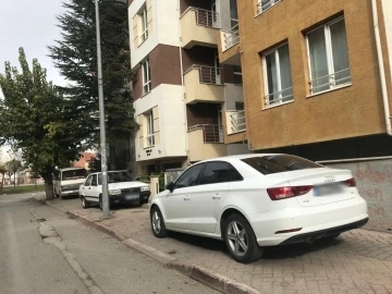 Bu mahallede kaldırımlar araçlara ait
