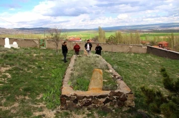 Bu mezarı görenler gözlerine inanamıyor, rivayetler ise dikkat çekiyor
