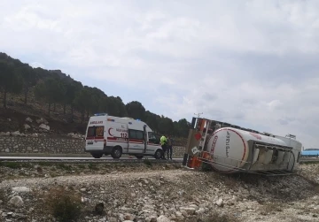 Burdur’da akaryakıt tankeri şarampole devrildi: 1 yaralı
