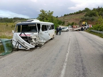 Burdur’da işçi servisi ile otomobil çarpıştı: 13 yaralı
