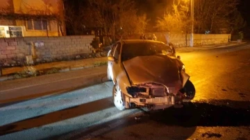 Burdur’da kontrolden çıkan otomobil bahçe duvarına çarptı: 2 yaralı
