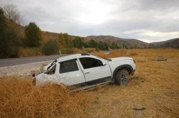 Burdur’da yola fırlayan domuza çarpan araç takla atarak şarampole uçtu: 1 ölü, 4 yaralı
