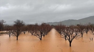 Burdur'da sağanak su baskınlarına neden oldu