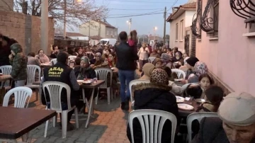 Burhaniye’de iftar yemekleri yüzlerce vatandaşı buluşturuyor
