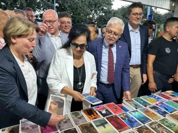 Burhaniye’de Kitap Fuarı’nda Türkan Şoray rüzgarı esti
