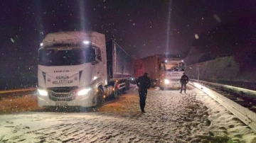 Bursa- Ankara karayolunda TIR'lar karda kaydı, yardım konvoyu yolda kaldı