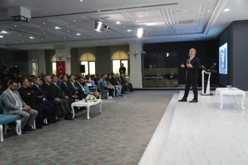 Bursa Büyükşehir Belediye Başkanı Alinur Aktaş, tecrübelerini üniversite öğrencileriyle paylaştı