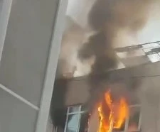 Bursa’da 3 katlı binanın en üst katı alev alev yandı