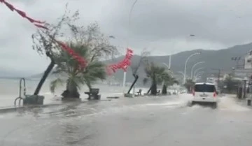 Bursa’da deniz karayla birleşti, yollar göle döndü