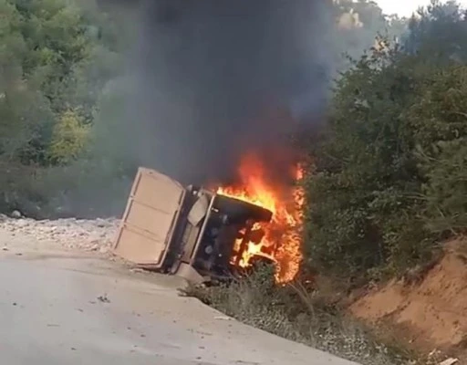 Bursa'da devrilen kamyon alev alev yandı