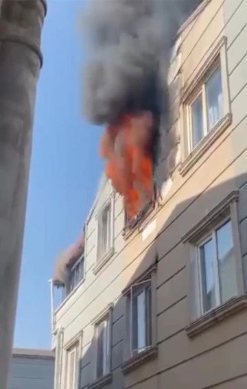Bursa’da ev alev alev yandı, bina tahliye edildi
