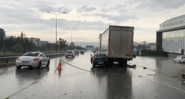 Bursa’da feci kaza, otomobil tıra ok gibi saplandı: 2 yaralı