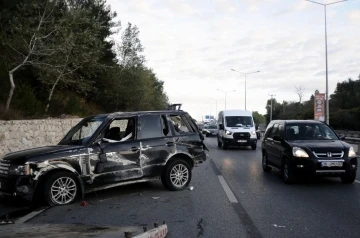 Bursa’da hızla ilerleyen otomobil önündeki araca çarptı