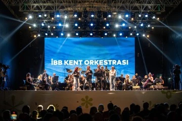 Bursa'da İBB Kent Orkestrası eşliğinde 90'lar gecesi 