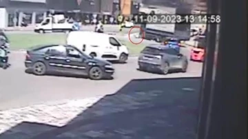 Bursa'da kamyon ile motosikletin çarpıştığı kaza kamerada