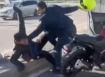 Bursa'da korkunç anlar: Motosiklet sürücüsünü kaskıyla dövdü
