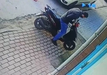 Bursa'da marketin önünde duran motosikleti güpegündüz çaldı