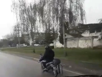 Bursa’da motosiklet ile canını hiçe sayarak merdiven taşıdı