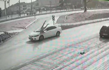 Bursa'da otomobilin çarptığı kadın böyle havalandı