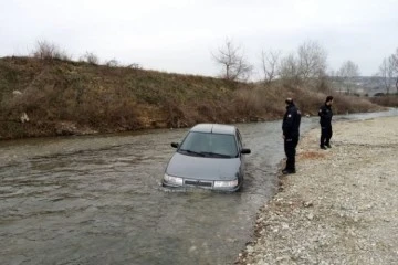 Bursa'da otomobilini derede bırakıp gitti 