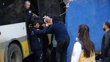 Bursa'da servis otobüsünün çarptığı halk otobüsü iş yerine girdi: 2 yaralı
