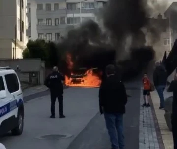 Bursa'da seyir halindeki araç yandı 